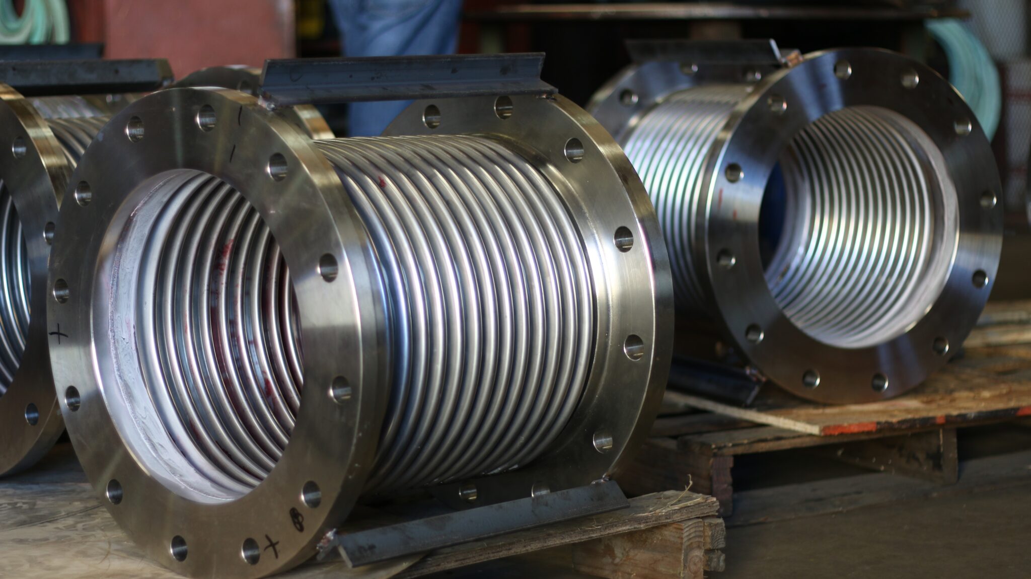 Stainless steel metallic bellows expansion joint for industrial piping systems