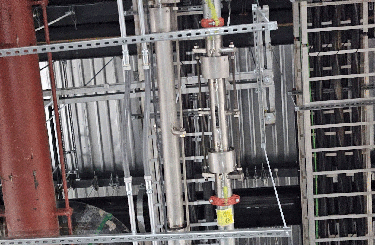 U loop expansion joint seismic support